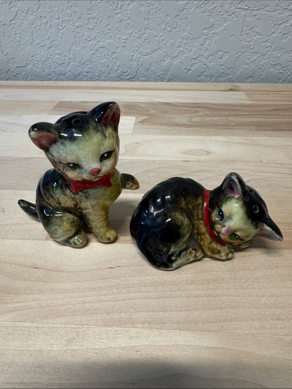 Vintage Japan 1950’s ceramic salt and pepper shaker cat figurines